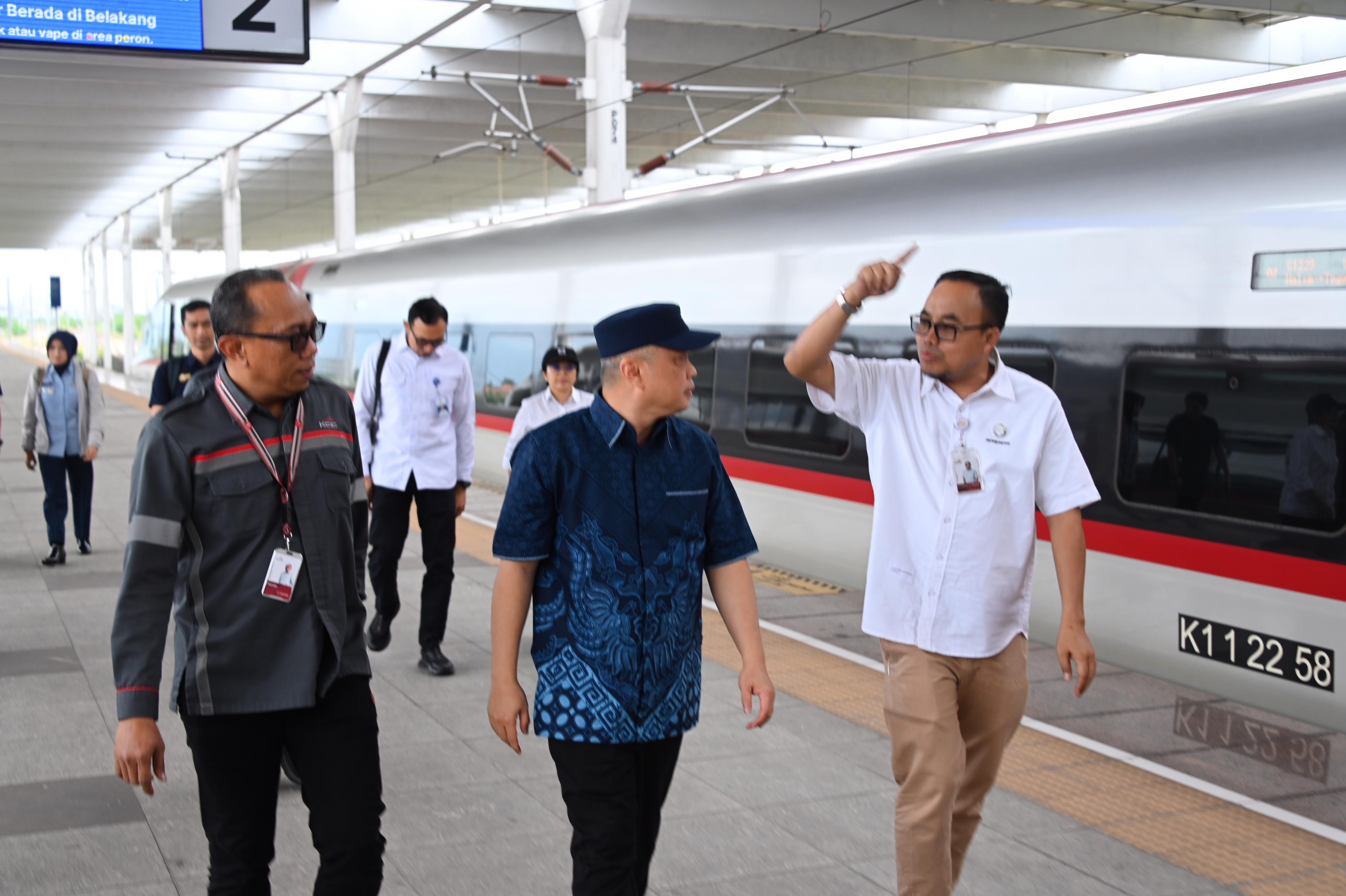 Menhub Dudy saat meninjau pengembangan kawasan bandara Kertajati, Kamis (9/1).